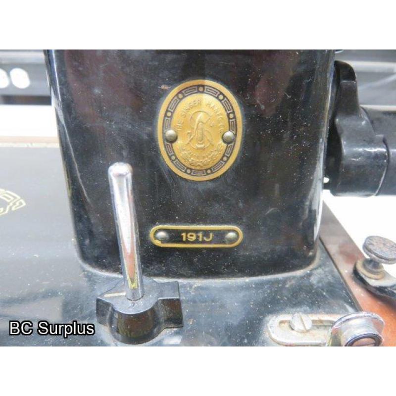 Q-126: Vintage Singer Sewing Machine