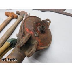 Q-299: Vintage Gardening Tools & Galvanized Bucket – 1 Lot