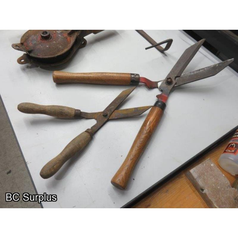 Q-299: Vintage Gardening Tools & Galvanized Bucket – 1 Lot