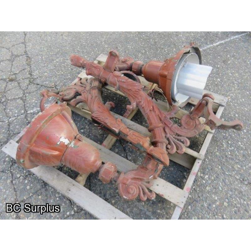 Q-308: Vintage Street Light Fixtures w/Mounts – Red – 2 Items