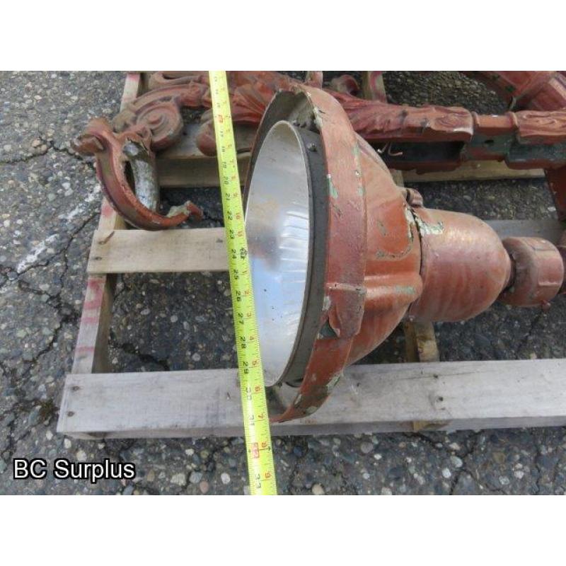 Q-308: Vintage Street Light Fixtures w/Mounts – Red – 2 Items