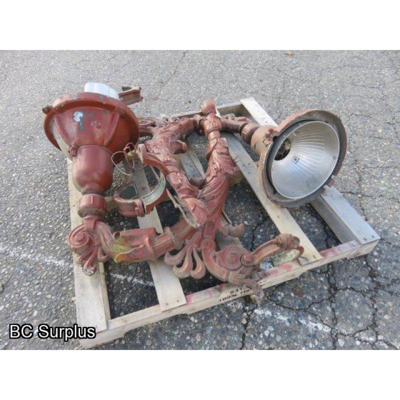 Q-308: Vintage Street Light Fixtures w/Mounts – Red – 2 Items