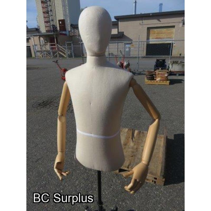 Q-410: Display Mannequin or Dress Form – Male