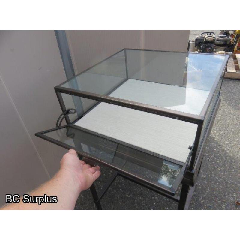 Q-401: Glass Display Case – Metal Frame