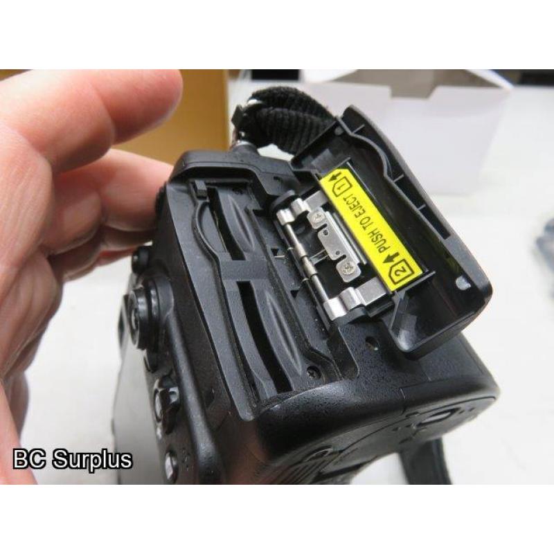 Q-564: Nikon D7100 Digital Camera Body with Battery but NO Charger