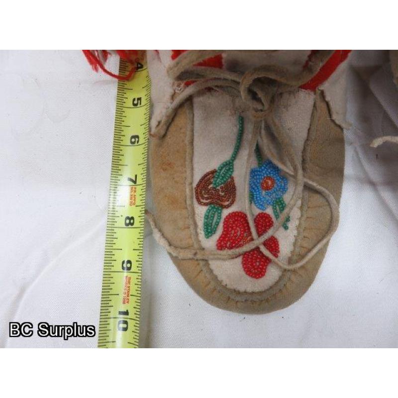 R-119: Beaded Moccasins – Vintage