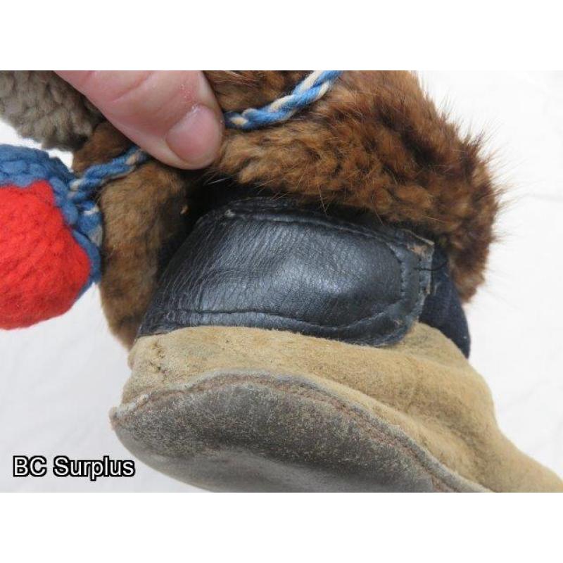 R-120: Beaded Leather & Fur Moccasins – Vintage