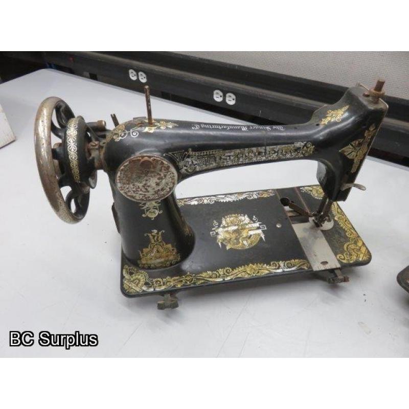 T-437: Vintage Singer Sewing Machines – 2 Items