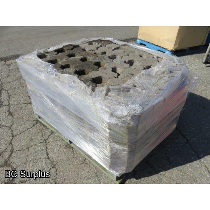 T-526: Triangle-Shaped Paving Stones – 1 Pallet