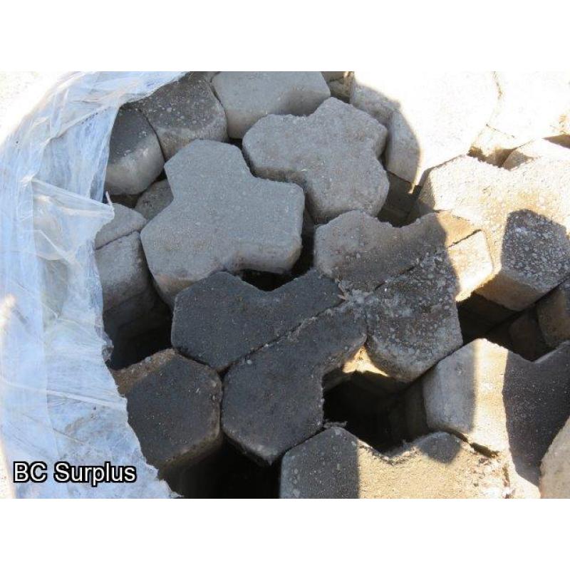 T-526: Triangle-Shaped Paving Stones – 1 Pallet